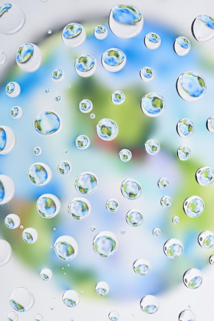 красивые капли прозрачной воды на размытом абстрактном фоне
 - Фото, изображение