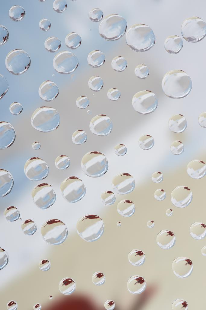 Nahaufnahme transparenter Wassertropfen auf verschwommenem abstrakten Hintergrund - Foto, Bild
