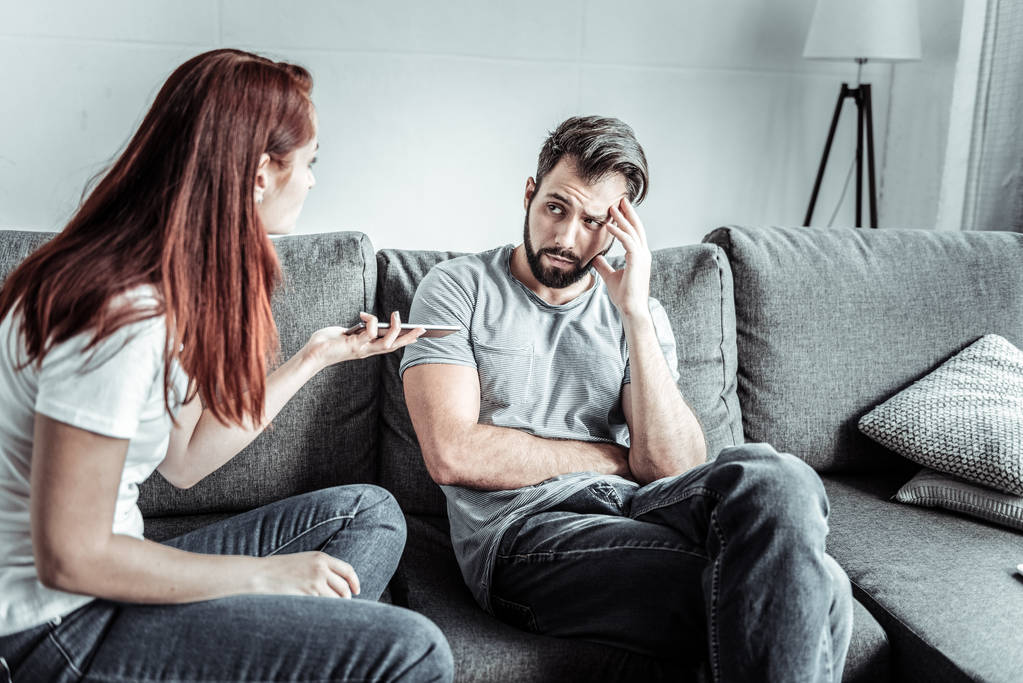 Negativní radost vousatý muž poslouchá svého partnera - Fotografie, Obrázek