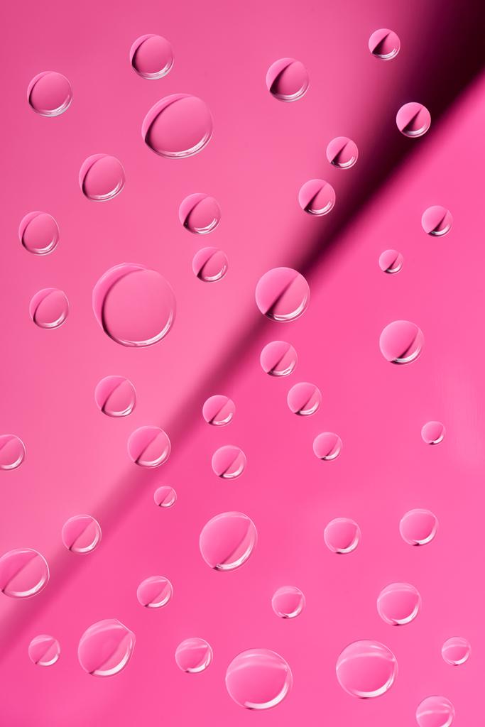 крупный план прозрачных капель чистой росы на розовом фоне
        - Фото, изображение