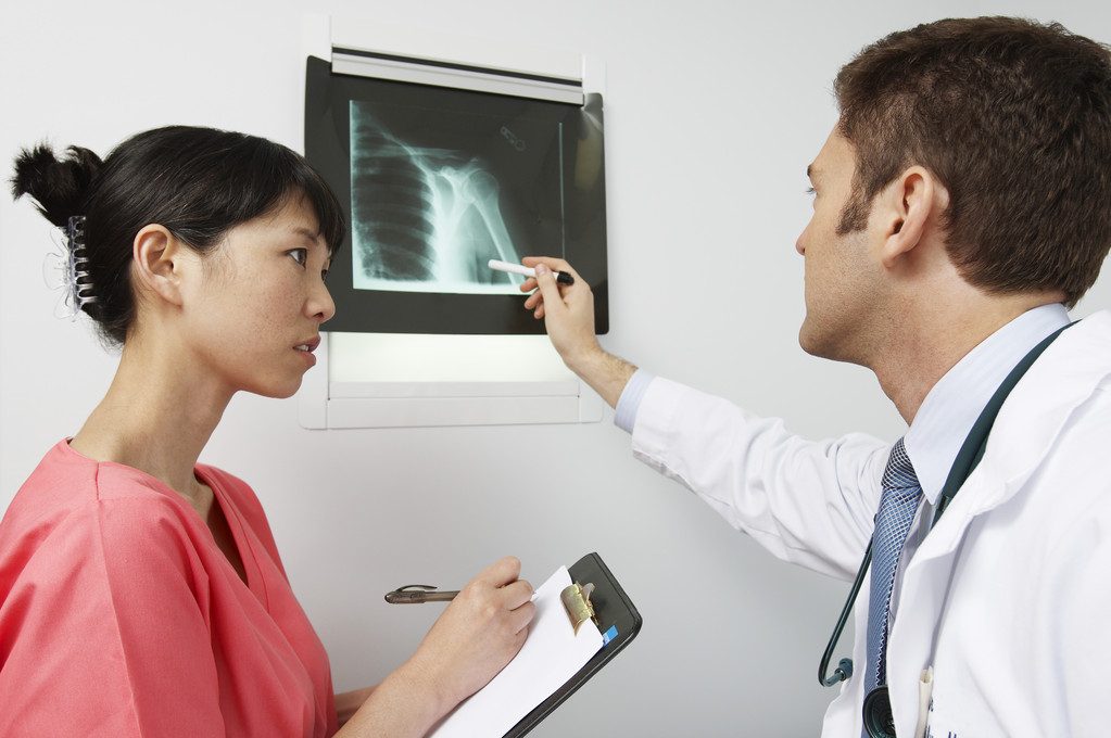 Doktor ve hemşire, röntgen sonuçlarını tartışıyor - Fotoğraf, Görsel