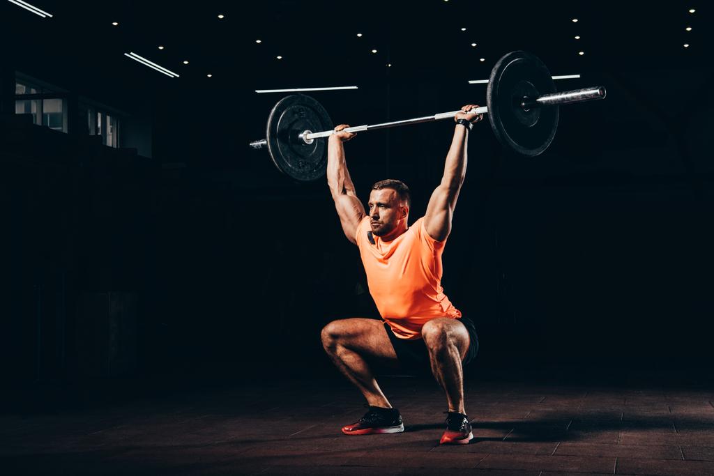 atrakcyjnego mężczyzny athletic wypracowania z Brzana w ciemnym siłowni - Zdjęcie, obraz