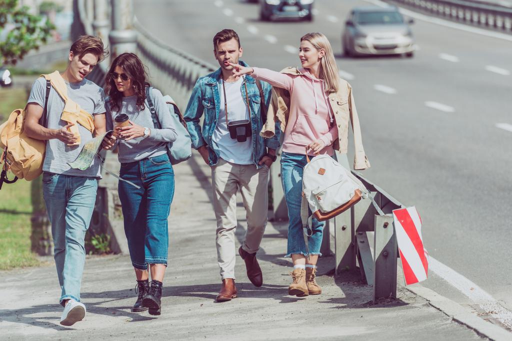 jeunes amis avec carte et sacs à dos voyageant ensemble dans la nouvelle ville
 - Photo, image