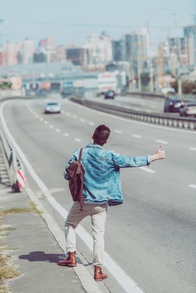 вид сзади на одиноко идущего человека на дороге
 - Фото, изображение
