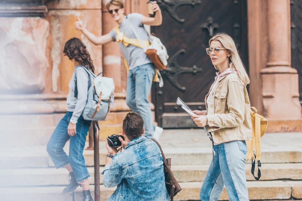 jeunes amis avec carte et caméra marche dans la ville
 - Photo, image
