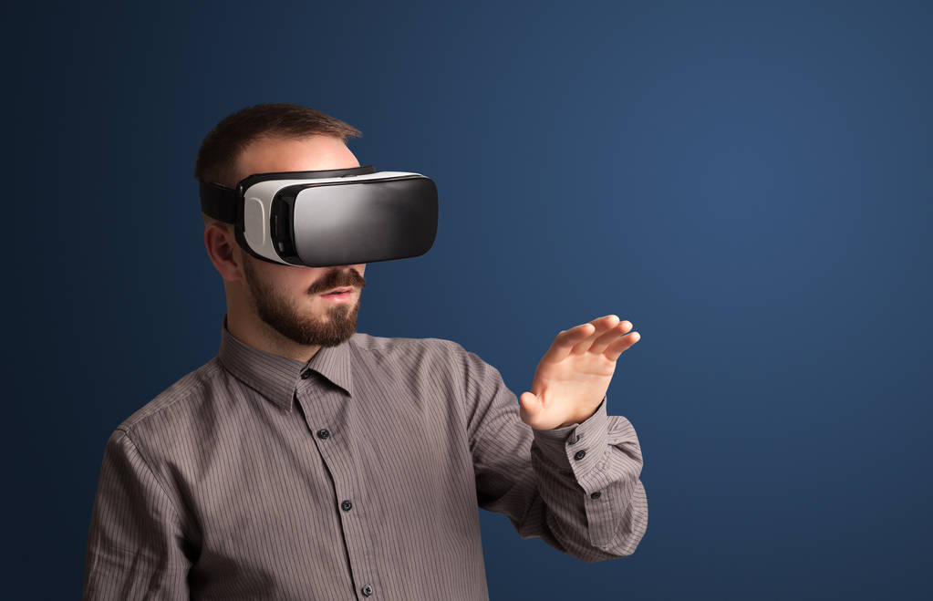 Hombre de negocios con gafas de realidad virtual
 - Foto, imagen