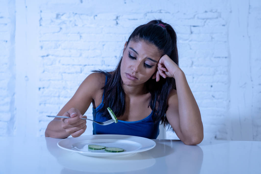 Portret f o młoda atrakcyjna kobieta uczucie smutny i znudzony z diety nie chcą jeść warzywa, zdrowa żywność w koncepcji utrata diety zaburzenia odżywiania i waga. - Zdjęcie, obraz