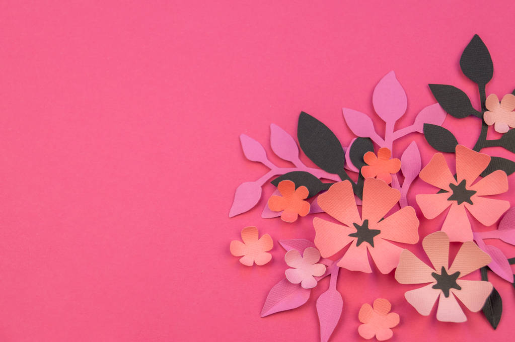 Fiore e foglie di carta su sfondo rosa. Lavoro manuale, hobby preferito. Compleanno e San Valentino
 - Foto, immagini