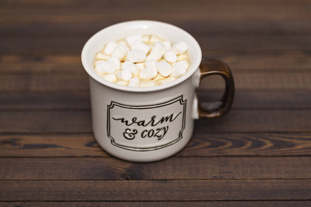 Kakao z marshmallows na drewniane tła w kubek z napisem "ciepłe i przytulne wnętrza" - Zdjęcie, obraz