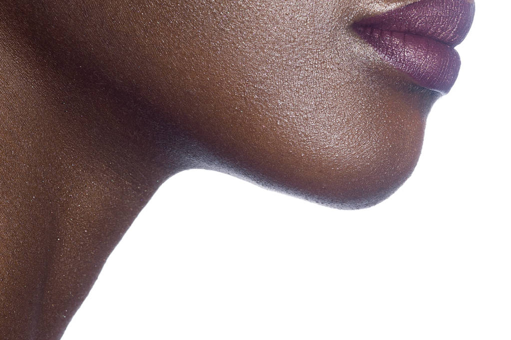 Τα χείλη του νεαρή όμορφη μαύρη γυναίκα με καθαρά τέλειο δέρμα. Ομορφιά, καλλυντικά και μακιγιάζ - Φωτογραφία, εικόνα