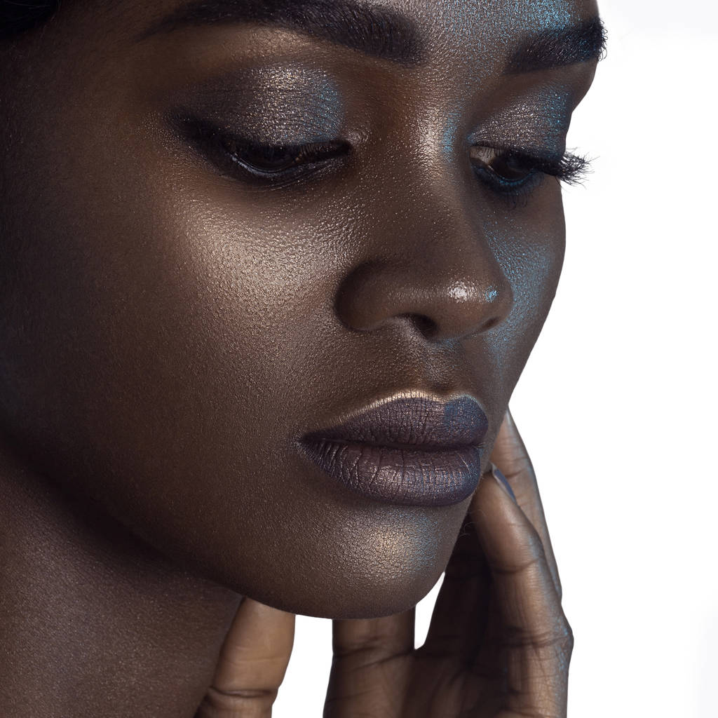 Młoda piękna czarna kobieta ze skóry czyste idealny makijaż. Piękno portret - Zdjęcie, obraz