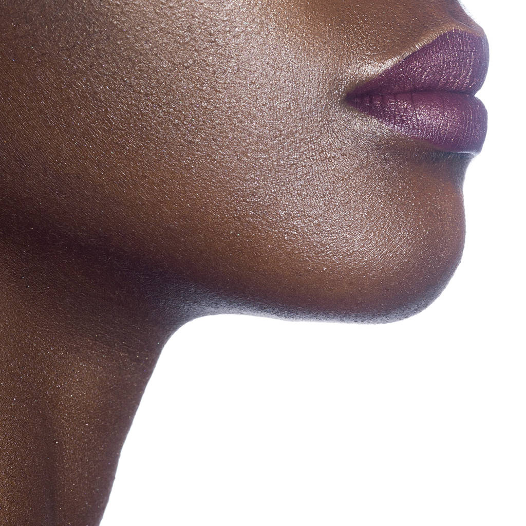 Lippen van jonge mooie zwarte vrouw met schone perfecte huid. Schoonheid, cosmetica en make-up - Foto, afbeelding