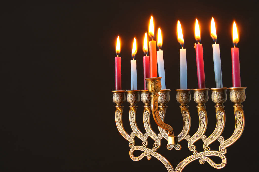 image de vacances juives Hanoukka fond avec menorah (candélabre traditionnel) et bougies
 - Photo, image