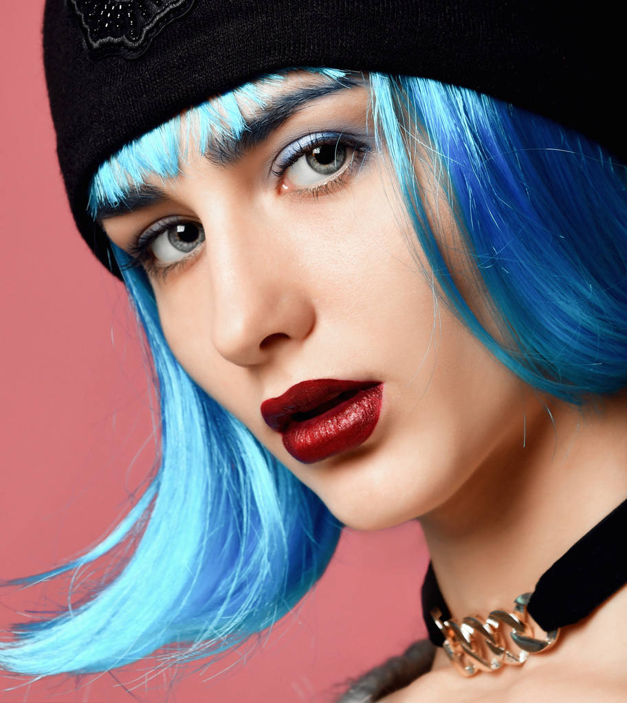 Fiatal grunge stílus nő, kék paróka haj, a nyak és a fekete bőr kalapot aranylánc elzáró szelep - Fotó, kép