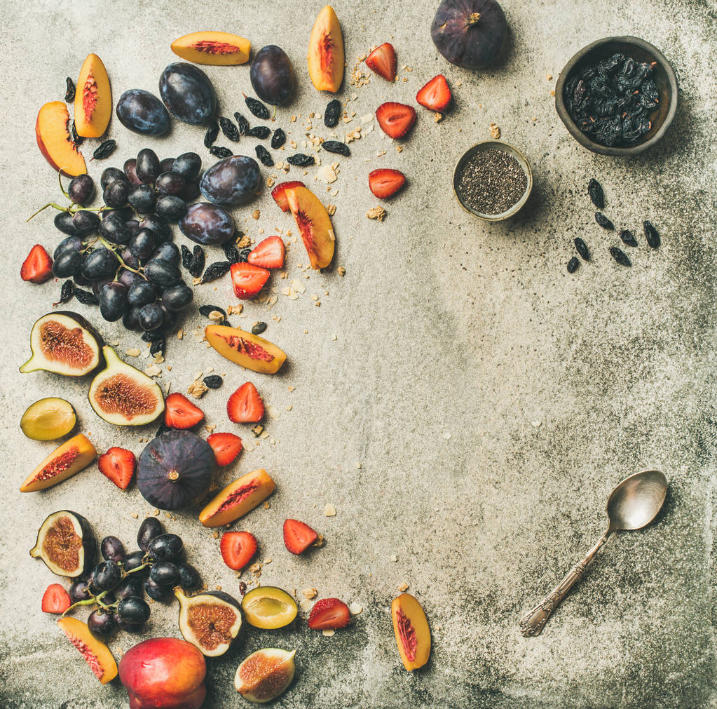 Variedad saludable de desayuno de otoño de temporada. Yogur griego, fruta fresca, cuenco de semillas de chía sobre fondo de hormigón gris
 - Foto, imagen