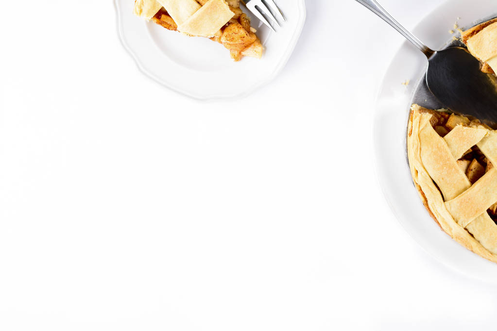 Amerikkalainen omenapiirakka kahvin kanssa Latte lasissa Irlantilainen muki eristetty valkoisella taustalla
 - Valokuva, kuva