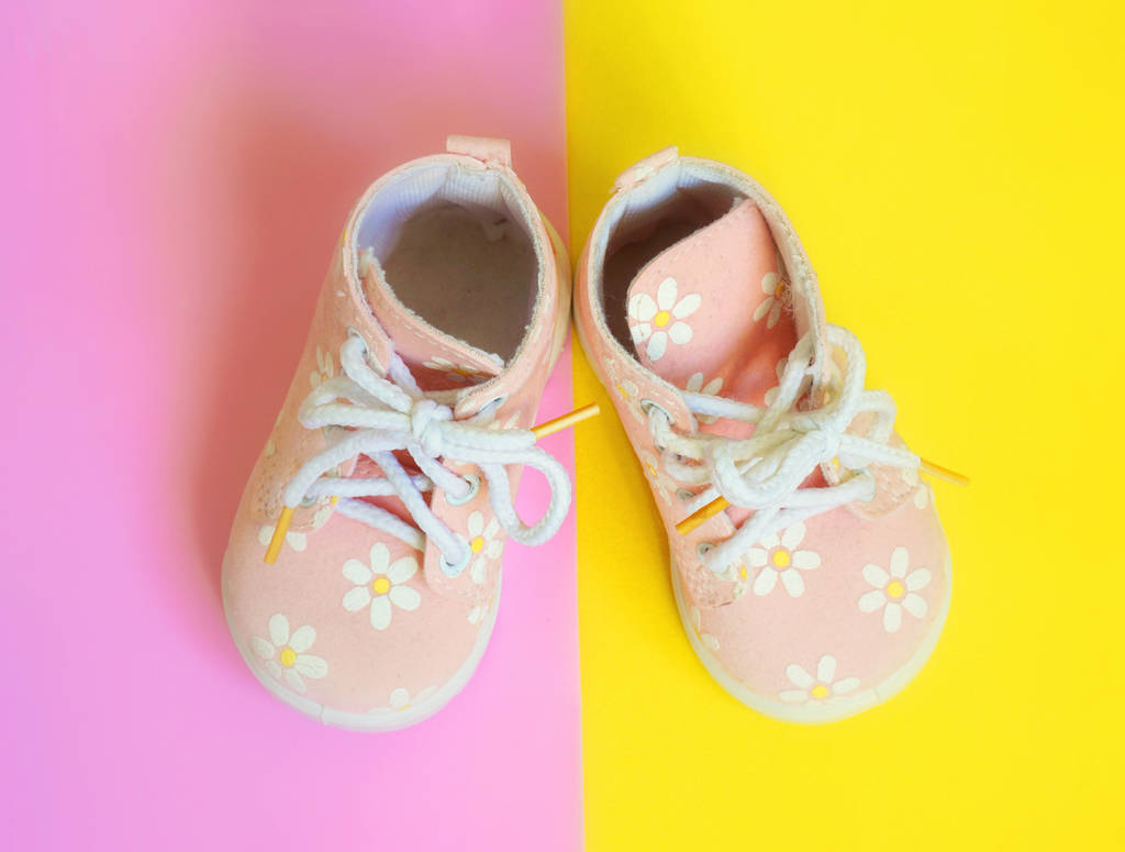 Vauvan vaaleanpunaiset kengät kirkkaalla taustalla
 - Valokuva, kuva