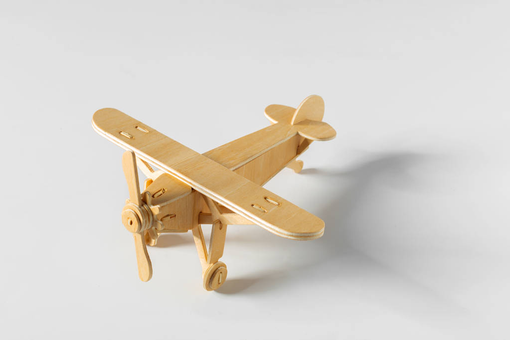 игрушечный самолет изолирован на заднем плане, крупным планом
 - Фото, изображение
