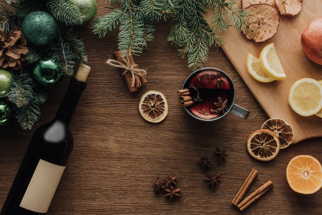 pohled shora na šálek svařeného vína a ovoce na dřevěný nábytek, vánoční koncepce - Fotografie, Obrázek