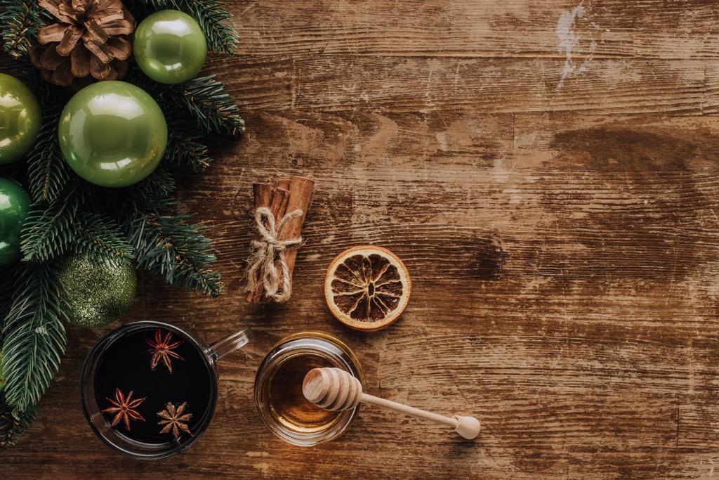 το Top view mulled κρασί, μέλι και έλατα κλαδιά ξύλινη επιτραπέζια, Χριστούγεννα έννοια - Φωτογραφία, εικόνα
