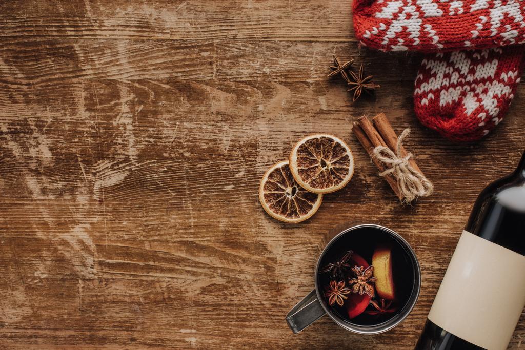 vue du dessus du vin chaud en tasse et bouteille de vin sur table en bois, concept de Noël
 - Photo, image