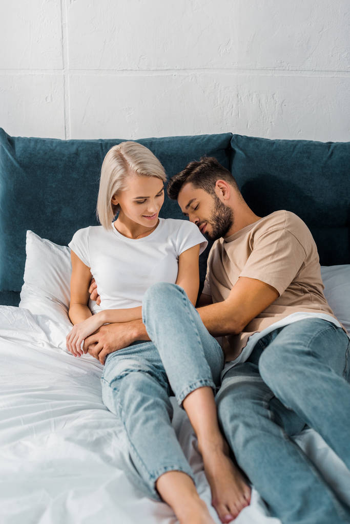 attraente giovane coppia abbracciare insieme in camera da letto
 - Foto, immagini