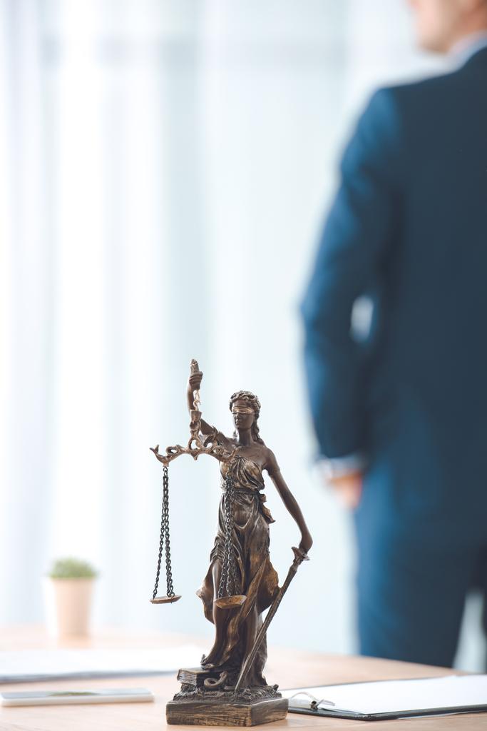 close-up vista de senhora justiça estátua e advogado de pé atrás
  - Foto, Imagem