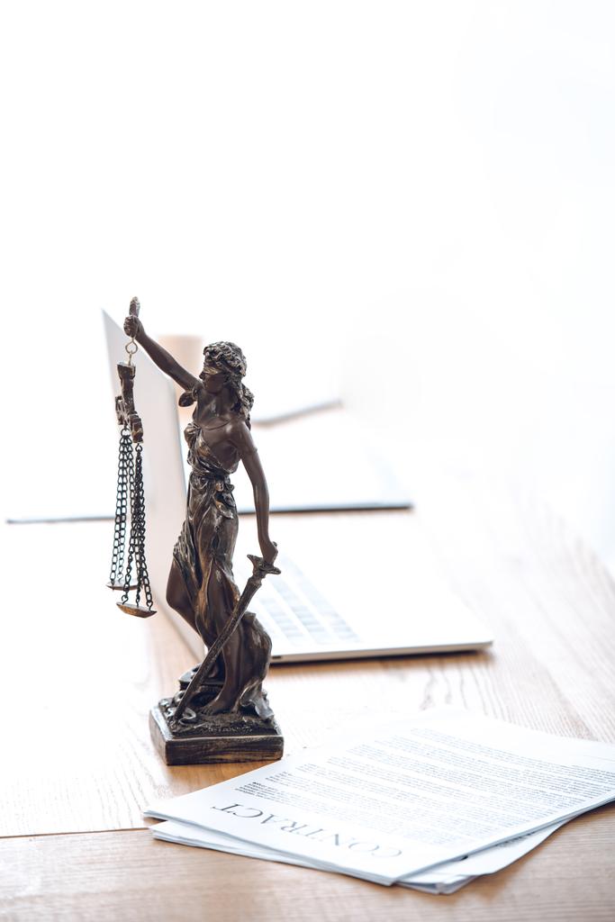 Κυρία δικαιοσύνης άγαλμα, το συμβόλαιο και το φορητό υπολογιστή στο τραπέζι - Φωτογραφία, εικόνα