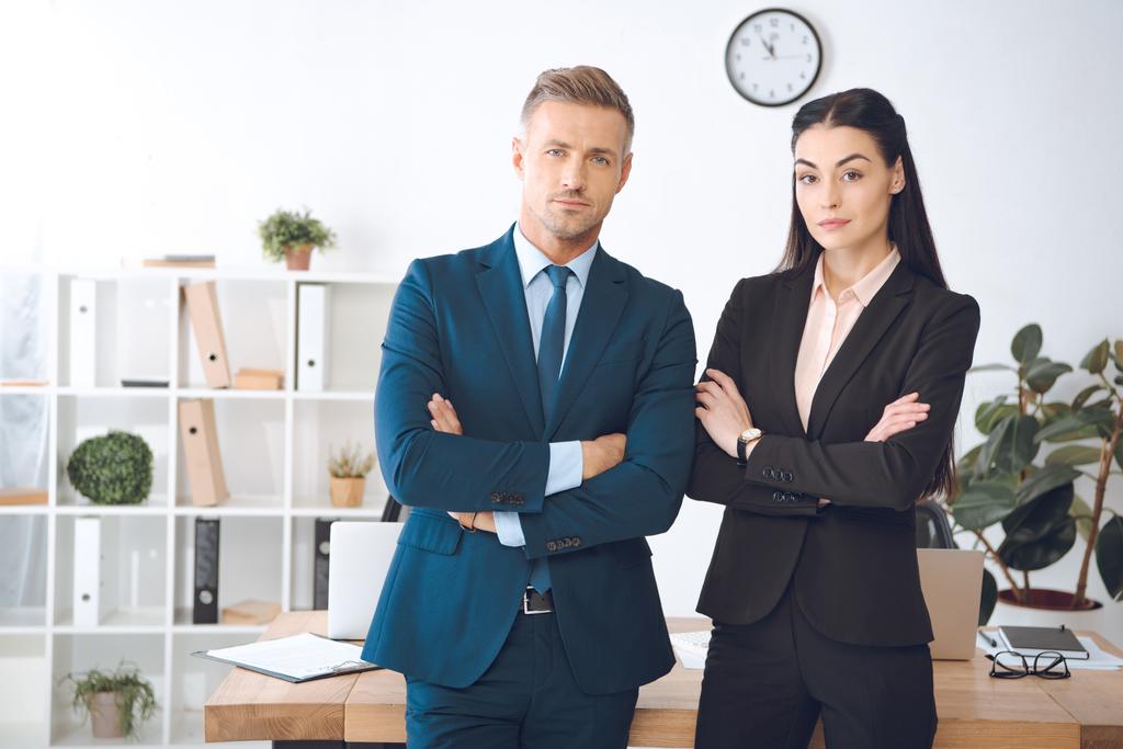 retrato de empresários com braços cruzados em pé no local de trabalho no escritório
 - Foto, Imagem