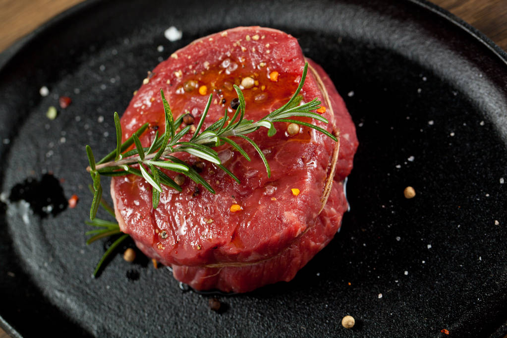 Vers gegrilde vlees. Gegrild rundvlees biefstuk medium zeldzame op houten snijplank. Bovenaanzicht. - Foto, afbeelding