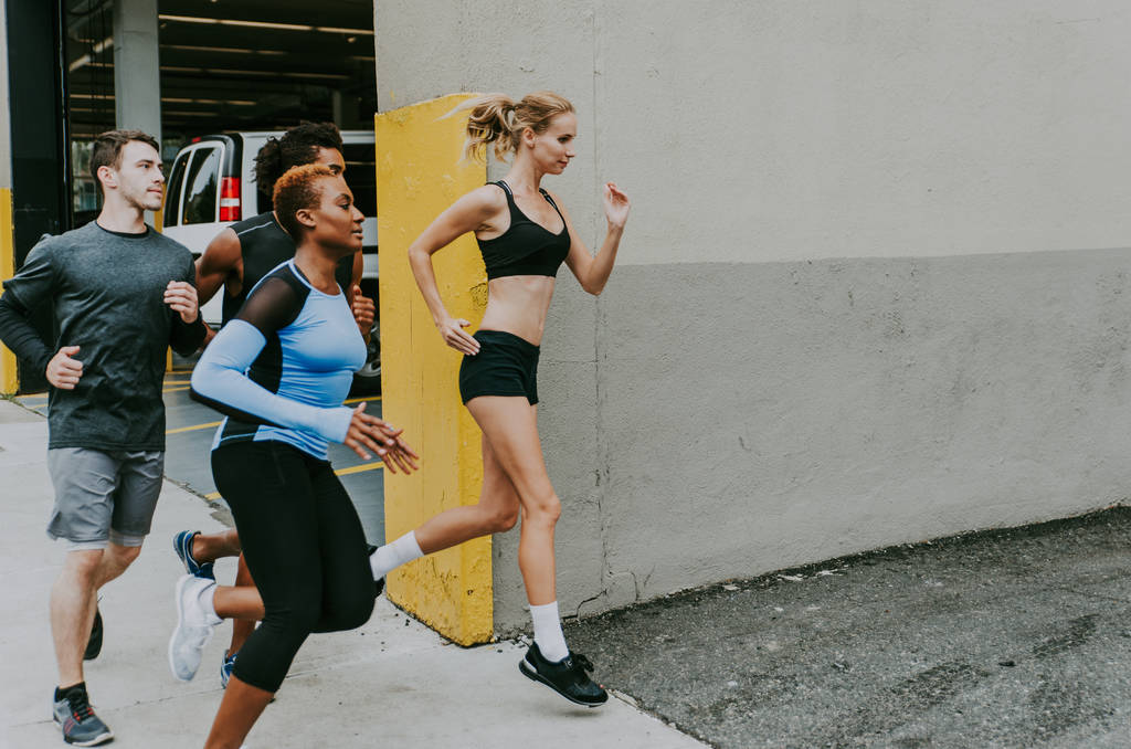 Gruppo di corridori urbani in corsa per strada a New York, serie concettuale su sport e fitness
 - Foto, immagini