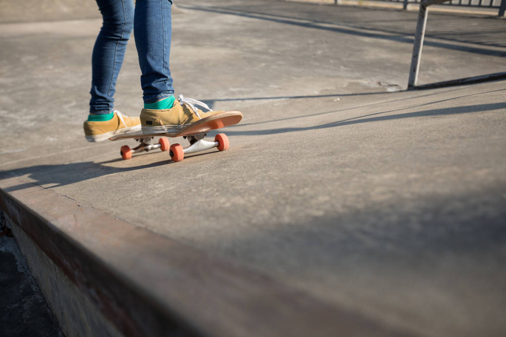 Junge Skateboarder skateboarden im Skatepark im Sommer - Foto, Bild