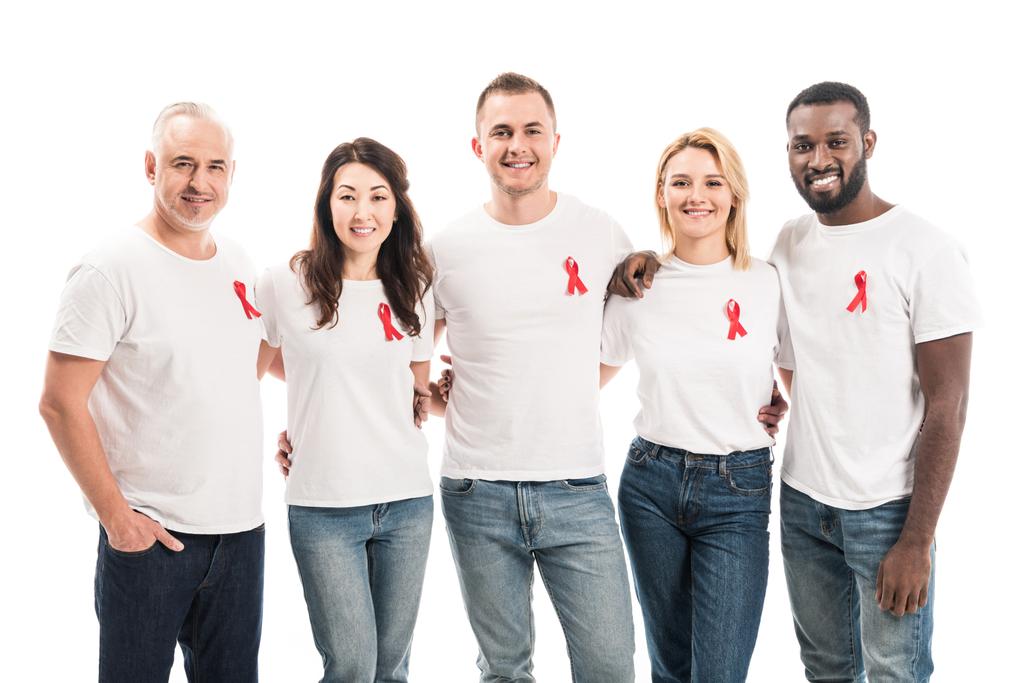 heureux groupe de personnes en t-shirts blancs vierges avec des rubans rouges sensibilisation sida regardant la caméra isolée sur blanc
 - Photo, image
