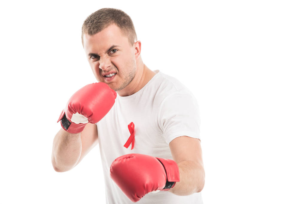 hullu komea mies tyhjä valkoinen t-paita aids tietoisuus punainen nauha ja nyrkkeilyhanskat eristetty valkoinen, taistelevat aids käsite
 - Valokuva, kuva
