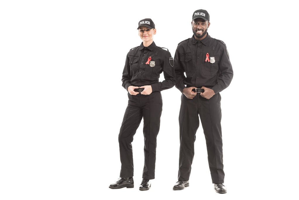 jeunes policiers confiants avec des rubans rouges de sensibilisation au sida regardant la caméra isolée sur blanc
 - Photo, image