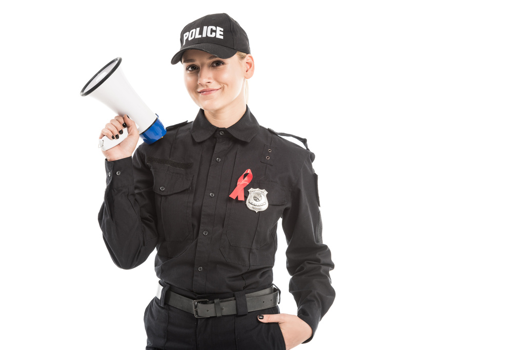 mosolyogva aids tudatosság piros szalag és megafon elszigetelt fehér női rendőr - Fotó, kép