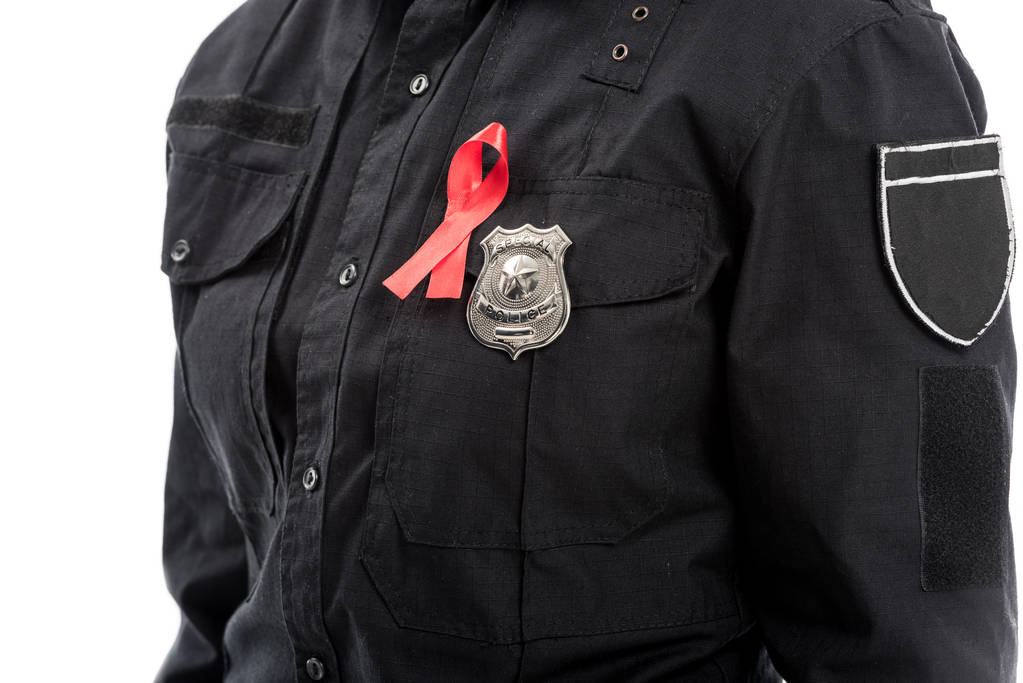 colpo ritagliato di agente di polizia femminile con aiuti consapevolezza nastro rosso isolato su bianco
 - Foto, immagini