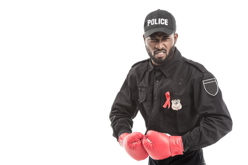 θυμωμένος Αφρικανικός Αμερικανός αστυνομικός με γάντια του μποξ που απομονώνονται σε λευκό, καταπολέμηση του aids έννοια - Φωτογραφία, εικόνα