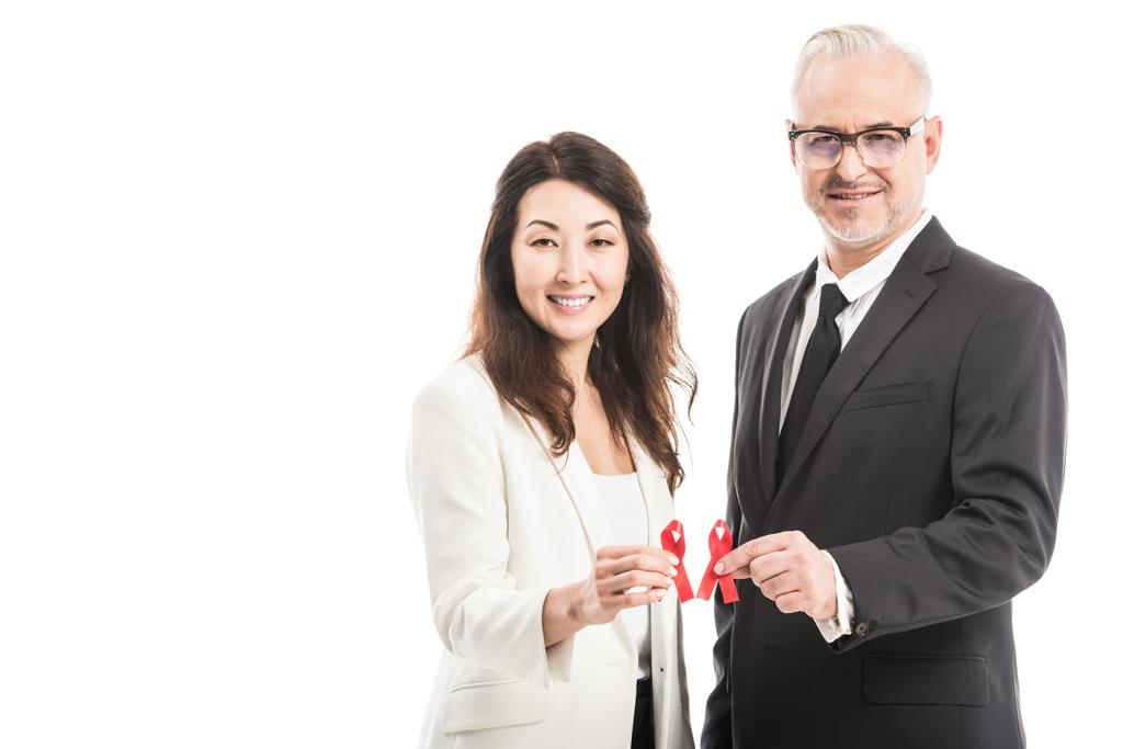empresários adultos multiétnicos segurando ajudas conscientização fitas vermelhas isoladas no branco
 - Foto, Imagem