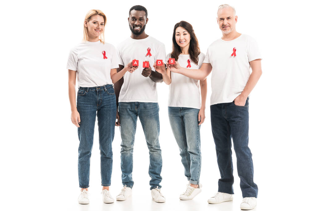щасливі багатоетнічні люди в чистих білих футболках зі свідомістю червоних стрічок, що тримають блоки зі СНІДом, ізольовані на білому
 - Фото, зображення