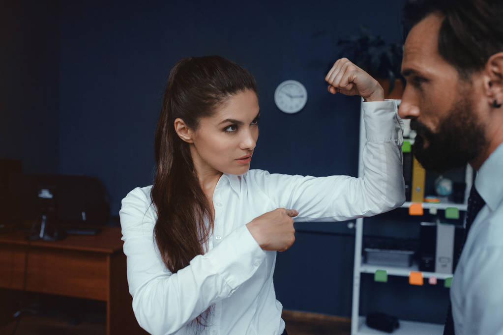 Mensen uit het bedrijfsleven toont spieren in kantoor - Foto, afbeelding