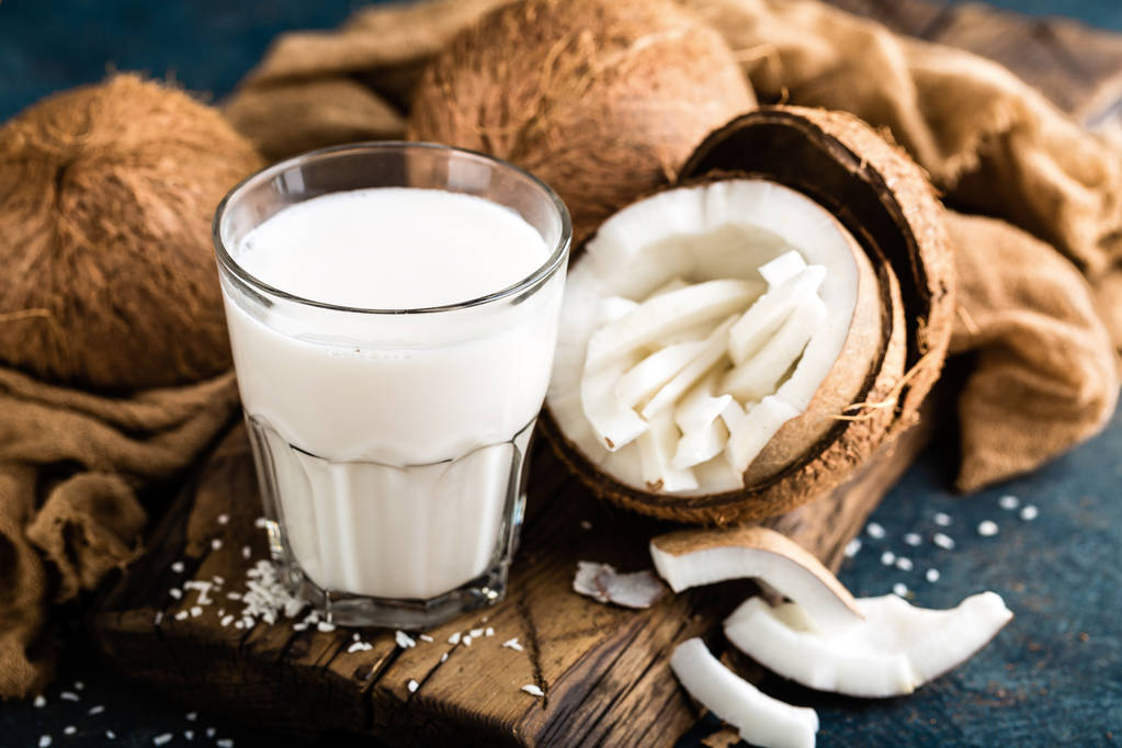 Čerstvé kokosové mléko ve skle, veganské non mlékárenské zdravý nápoj - Fotografie, Obrázek