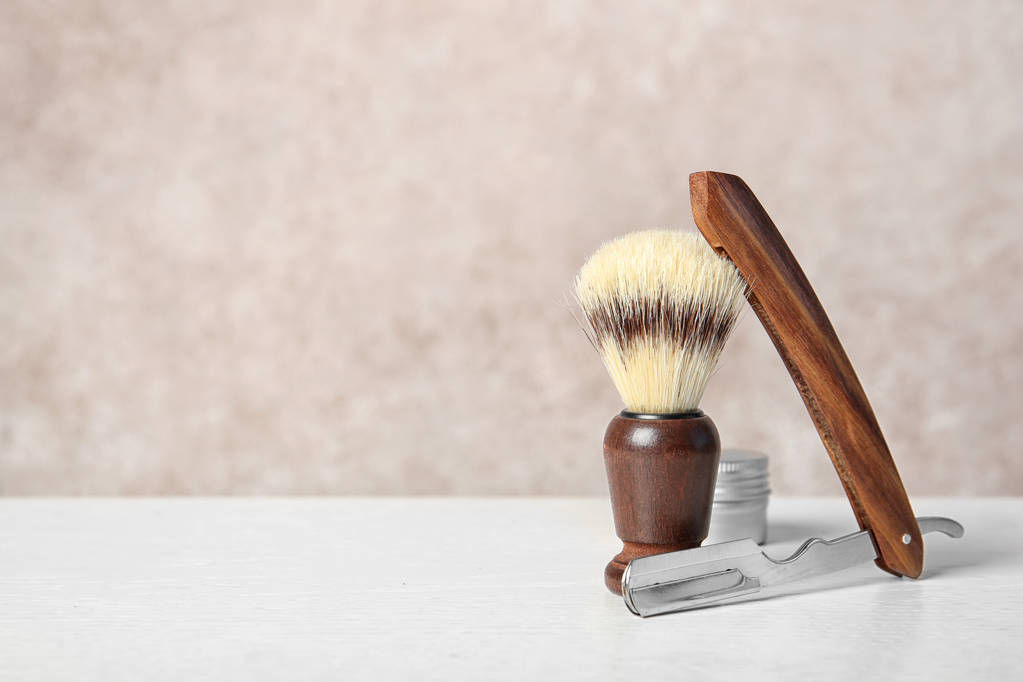 Acessórios de barbear na mesa contra fundo de cor com espaço para texto
 - Foto, Imagem