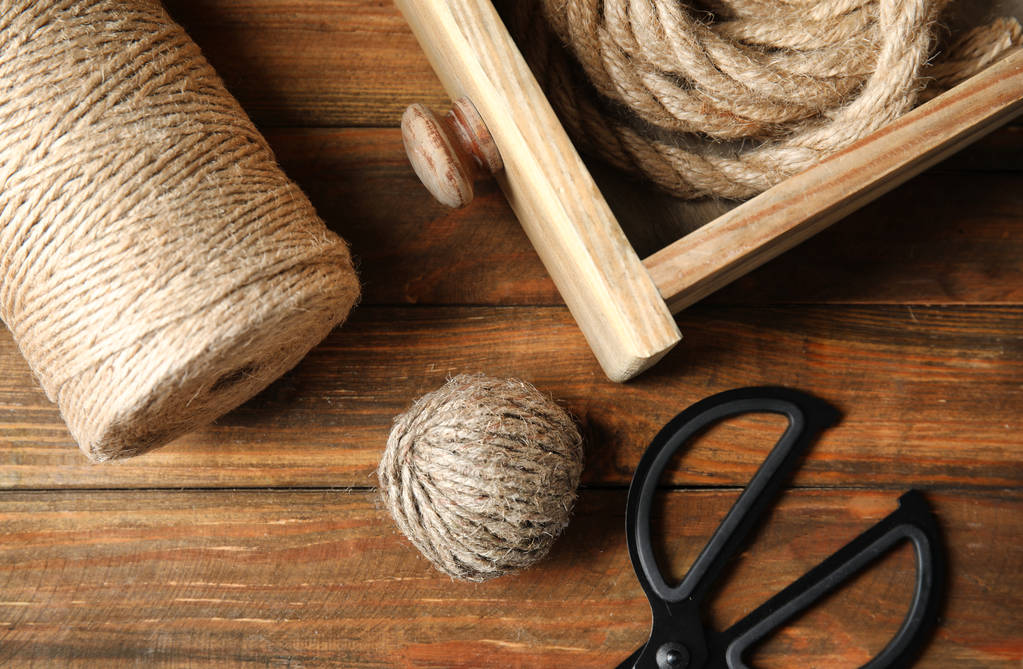 Composición plana con cuerdas de cáñamo natural sobre fondo de madera
 - Foto, Imagen