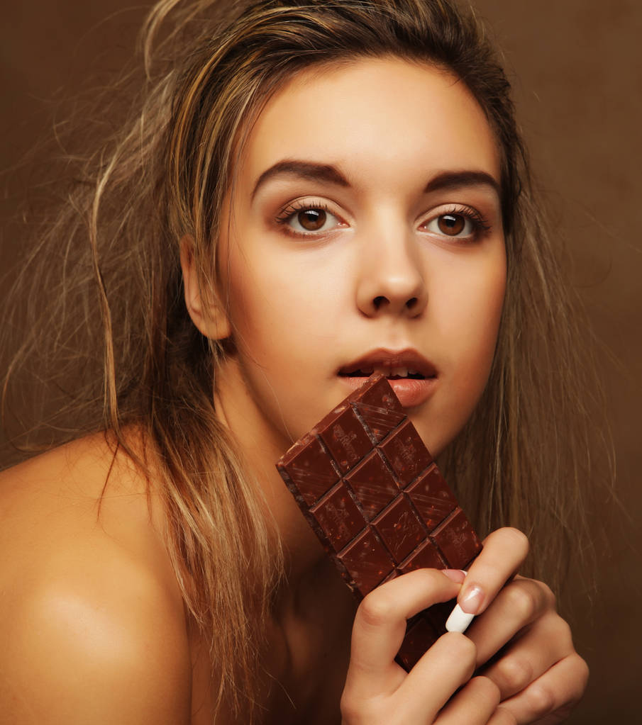 τρόπου ζωής, άνθρωποι και φαγητό έννοια: την όμορφη ξανθιά κοπέλα με σοκολάτα - Φωτογραφία, εικόνα