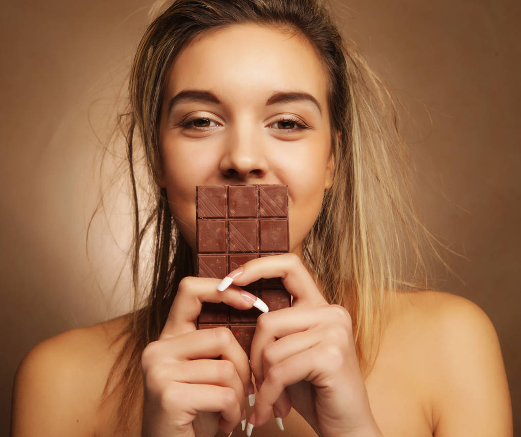 ライフ スタイル、人と食の概念: チョコレートで美しいブロンドの女の子 - 写真・画像