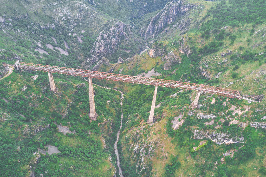 Верхний вид на железнодорожный мост в горах. Toned
 - Фото, изображение