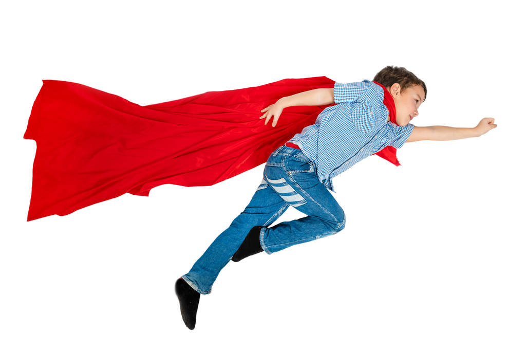 Fiú repül egy piros köpenyt szuperhős egy fehér háttér. Elszigetelt - Fotó, kép