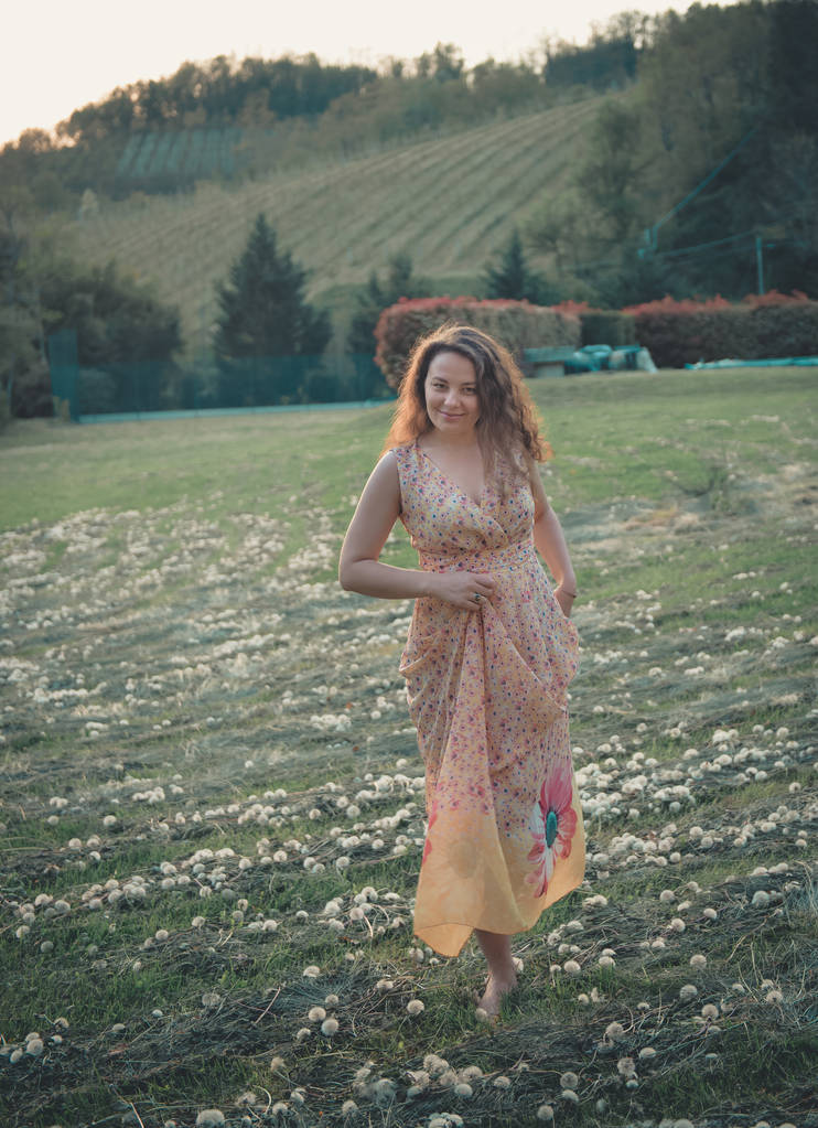Hermosa mujer despreocupada en los campos siendo feliz al aire libre - Foto, imagen