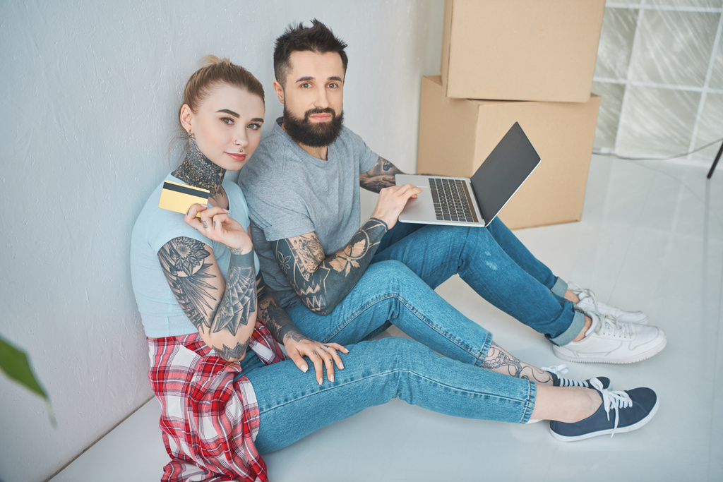 dizüstü bilgisayar ve kredi kartı süre alışveriş online yeni evinde kameraya bakarak Genç çift - Fotoğraf, Görsel